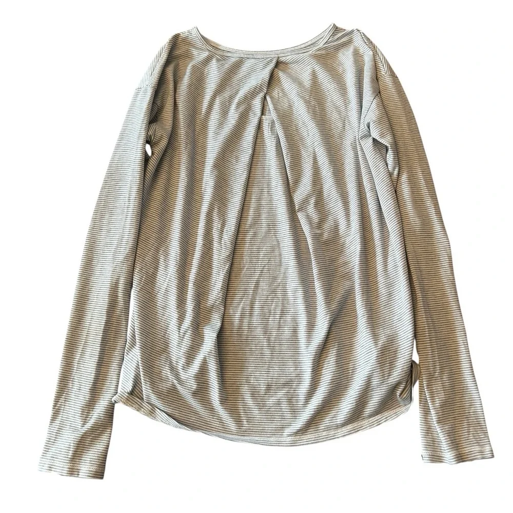 Athleta Girl Shirt XL / 14 Gray Pleated Back Athletic Thumbholes Preppy Stripe